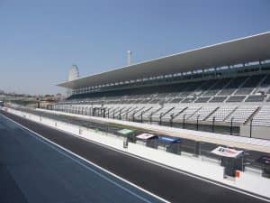 京都から日帰り社員旅行　特別体験　鈴鹿サーキット場をバスで走行、ピットビルでお食事